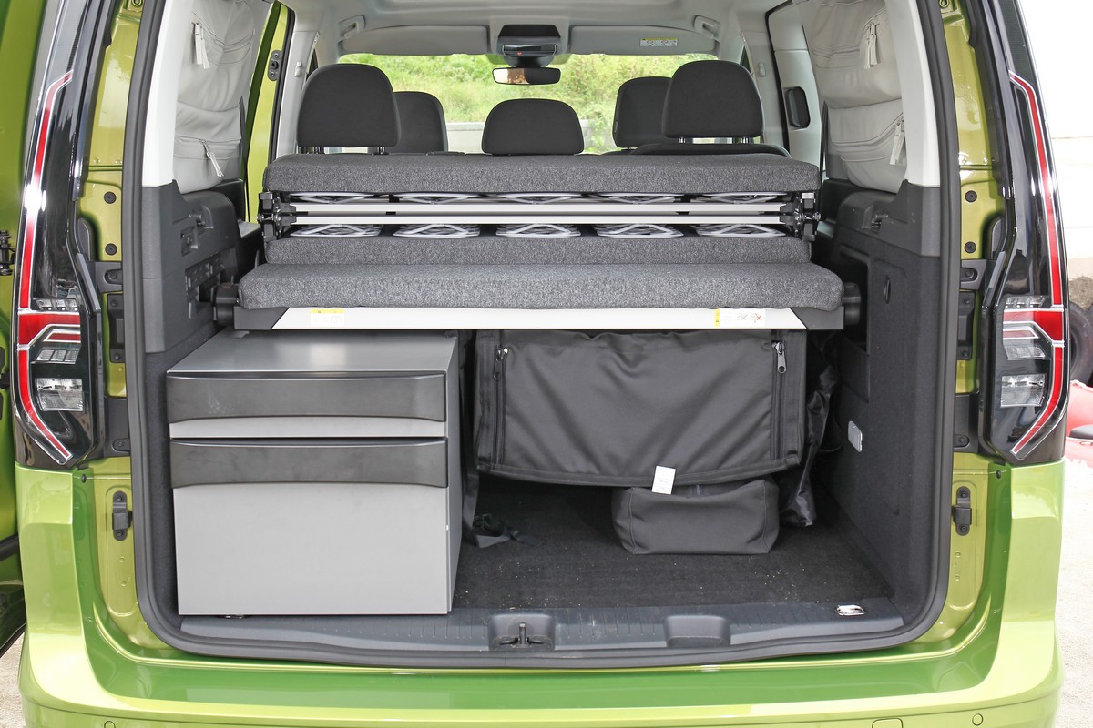 桌椅與各項物品都依序整齊規劃於後廂。