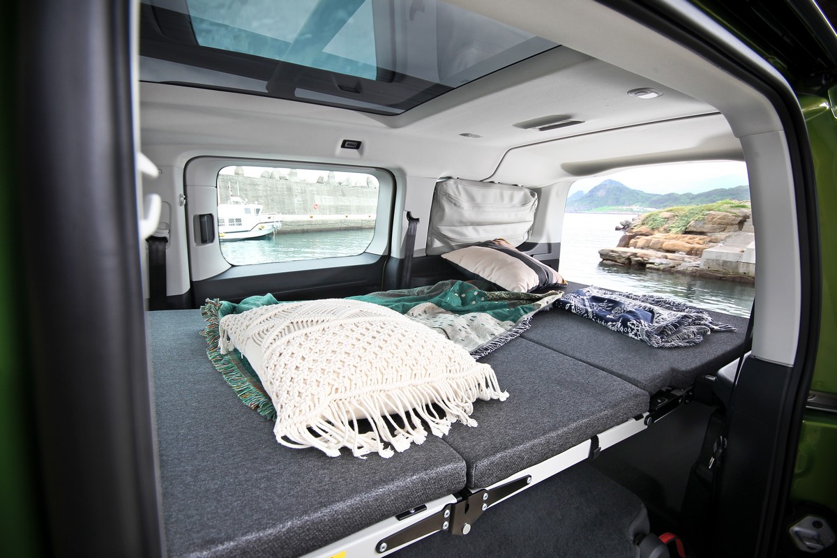 想休息無須大粒汗小粒汗費力,碟型彈簧床架與雙人摺疊臥鋪讓你輕鬆就能展開和收折。