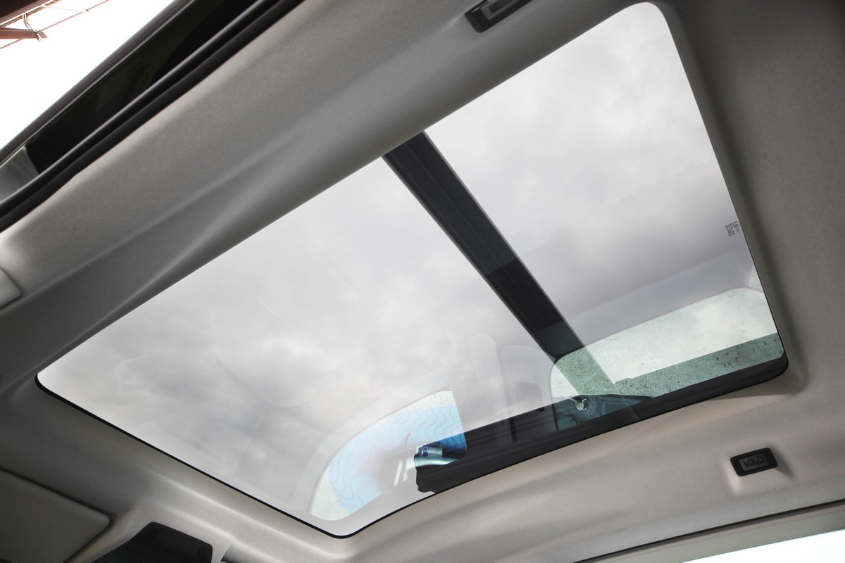 建議加價選配全景玻璃車頂。