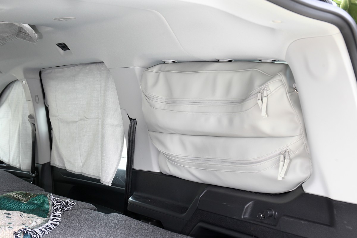 後方有規畫收納包。