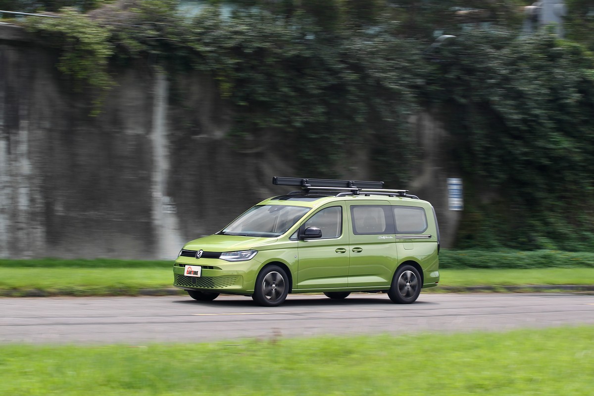 Caddy California搭載2.0升柴油引擎,122hp/32.6kgm動力給予相當輕快的加速反應。