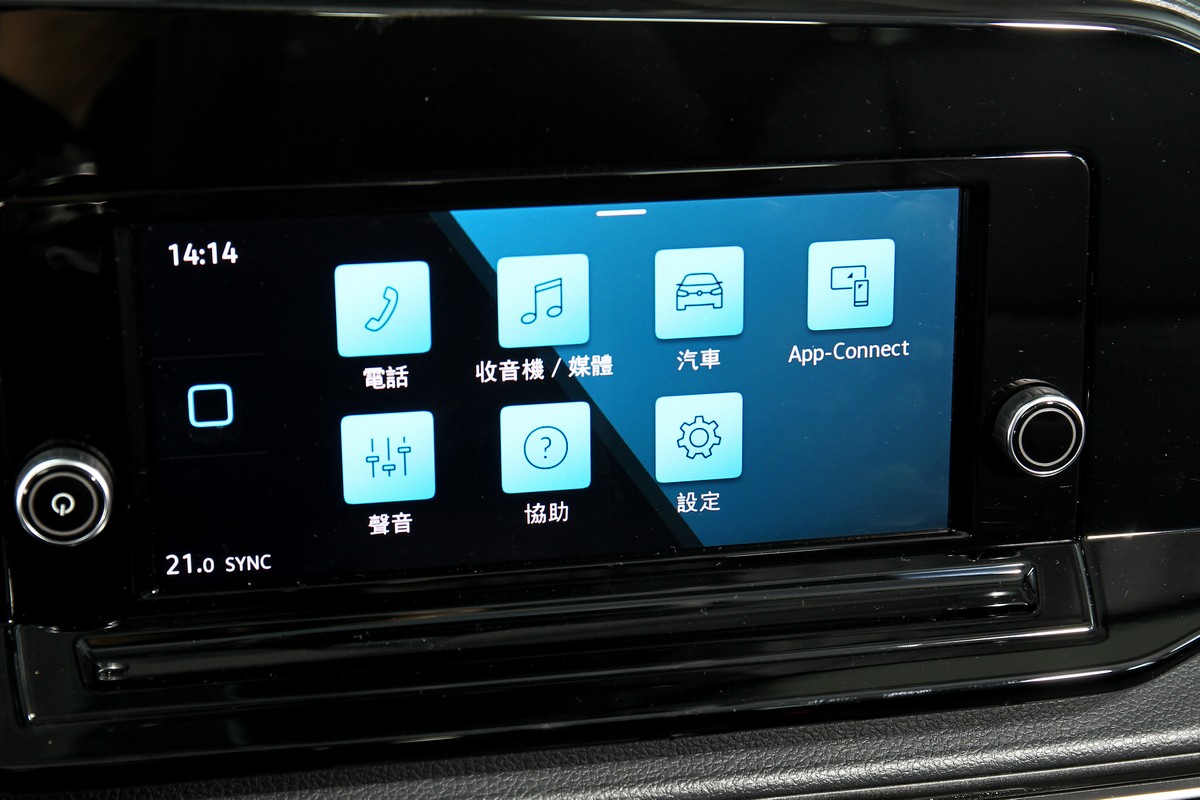 8.25吋中控螢幕有支援收機連結功能。