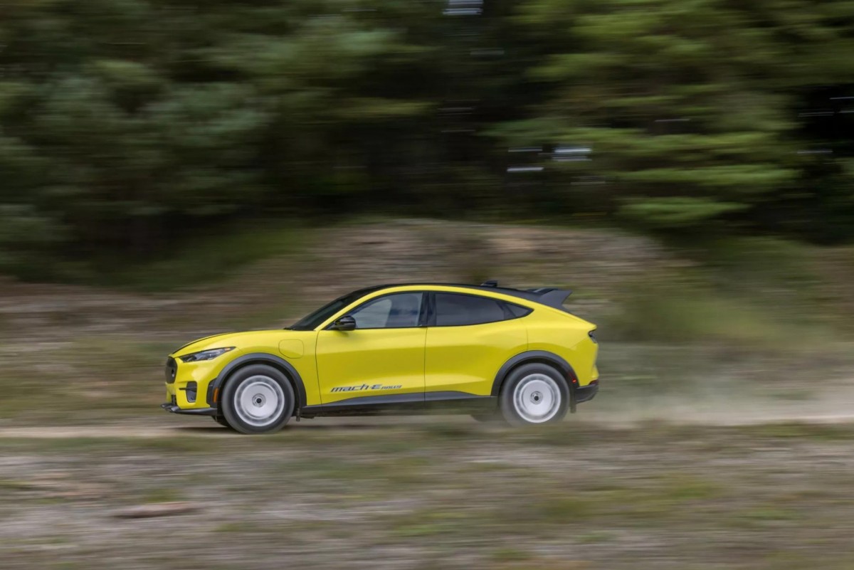 新增RallySport駕駛模式,車輛擁有更大的滑動範圍,而油門、懸吊也都會有相對應的調整。