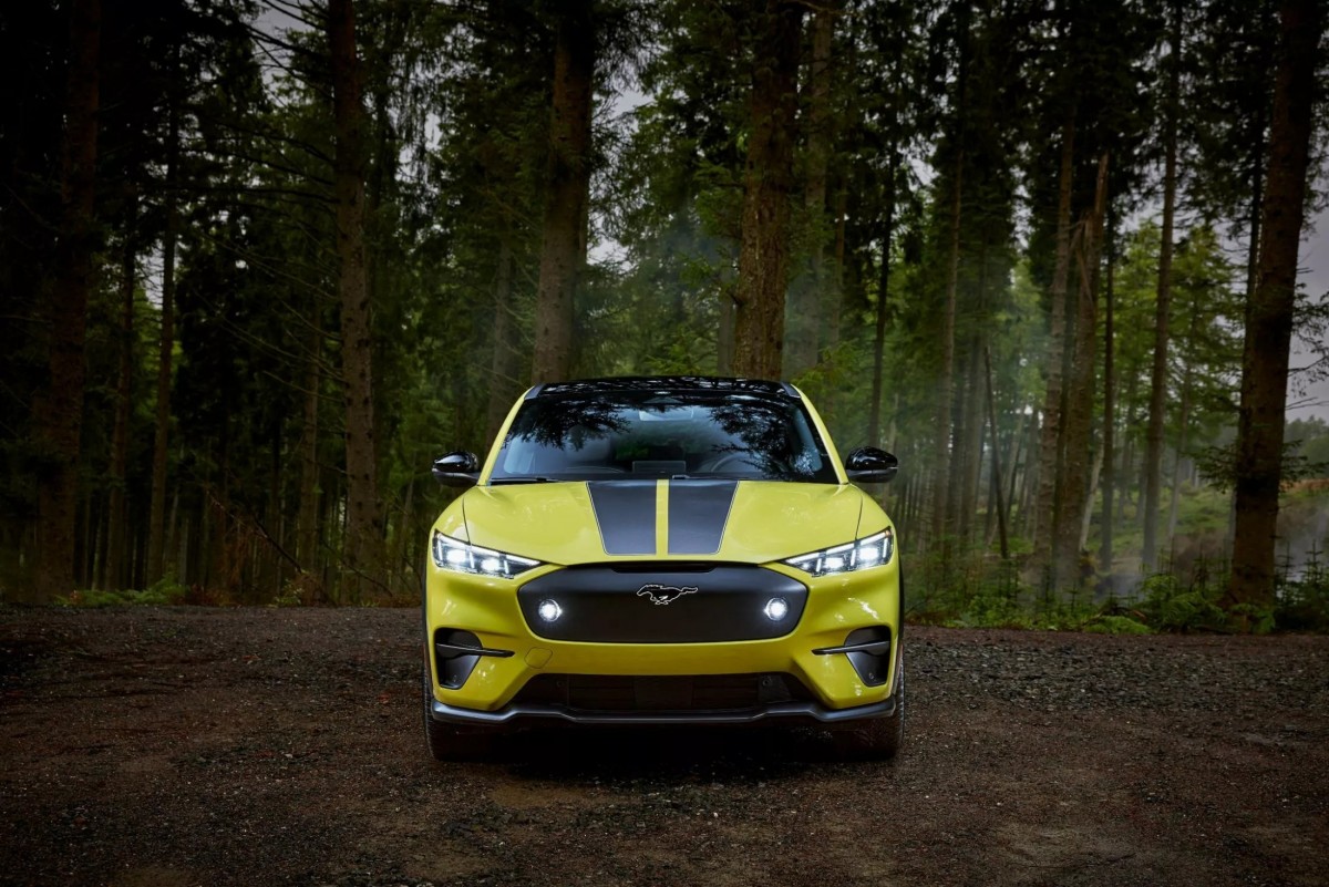 前方水箱護罩還新增了兩顆燈,在夜晚的照明能力將會更優異。