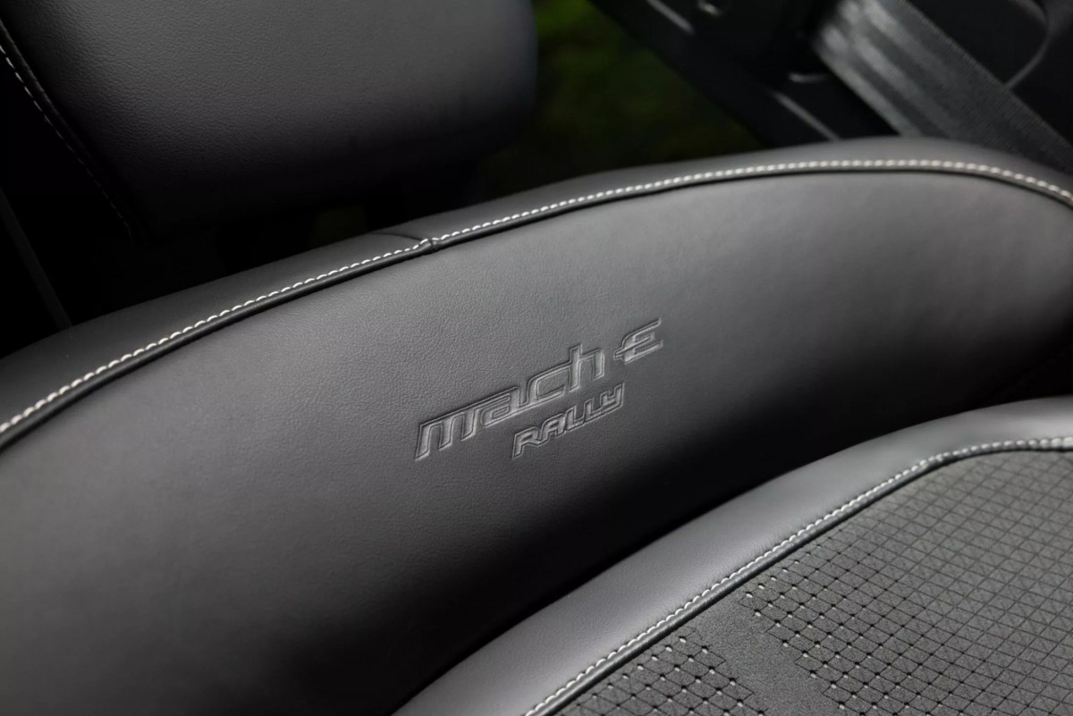 椅面上有著特殊的烙印,證明這輛車是Rally拉力特仕版。