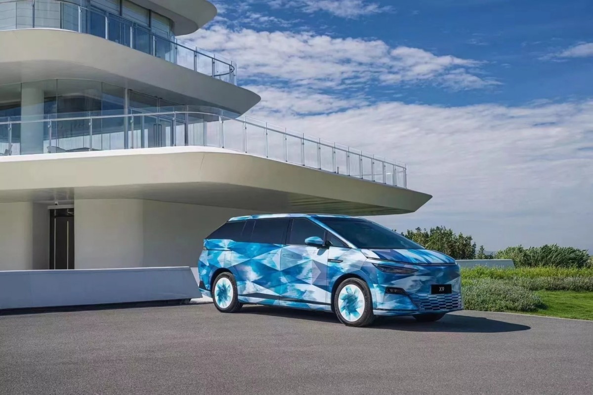 小鵬X9尚未正式發表,目前官方釋出的偽裝照片看得出來車輛雖然是箱體車,但是擁有很好的前衛運動感受。