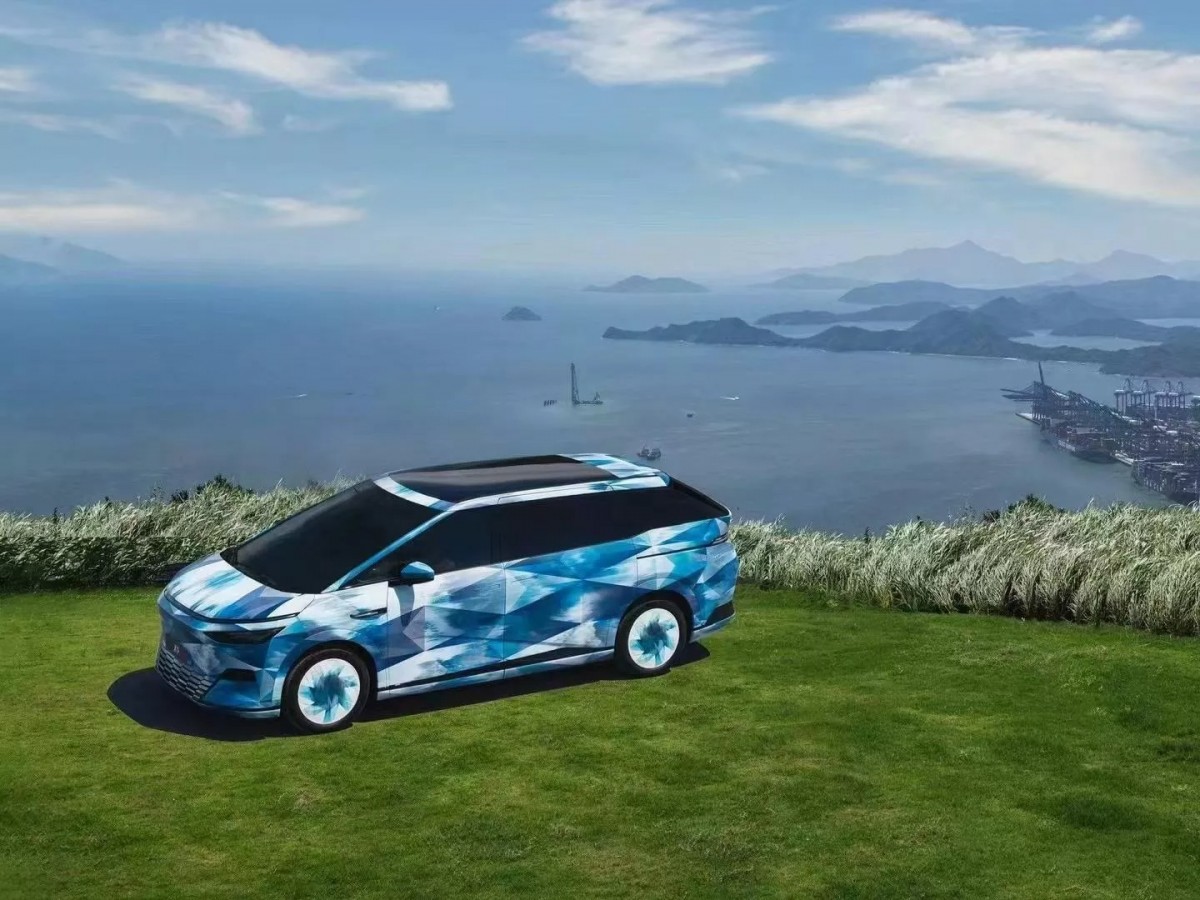 車頂看得出來將會有全景天窗的設計,但是車輛規格依舊是大家最想知道的重點。