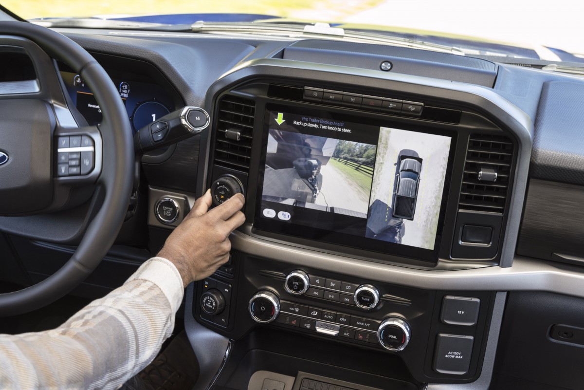 全新的系統可以讓車輛自動對準後方的拖曳鎖點,讓拖曳過程更為輕鬆。
