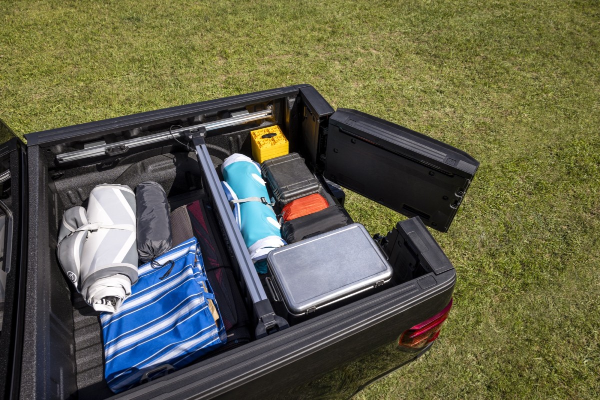 側開門的角度可以調整,如此一來後方有拖曳物品時也不怕會打到。