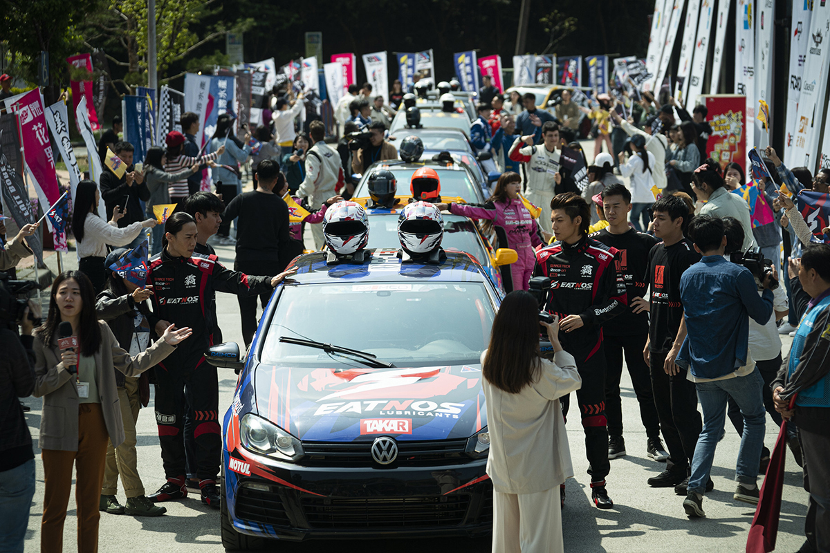 【車勢星聞】《我和我的賽車老爸》由馮仁稚提供比賽車輛、沈佳穎等多位真實賽車手參與演出。(圖:采昌國際提供)