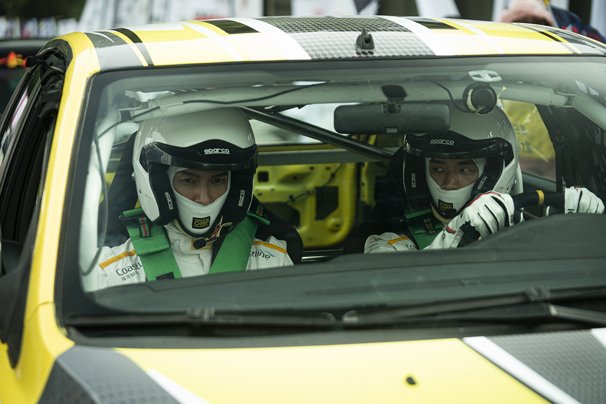 【車勢星聞】《我和我的賽車老爸》演員温昇豪(左)與陳澤耀(右)親自演出賽車場面。(圖:采昌國際提供)