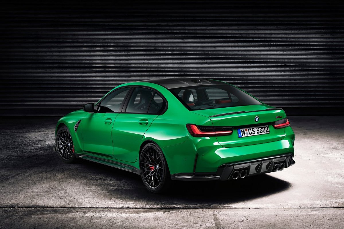 M3 CS於車頂、引擎蓋、前下擾流翼、後視鏡蓋、尾翼與後下分流器及車內飾板皆採碳纖維材質,車重比比M3 Competition更輕只有1,765公斤。