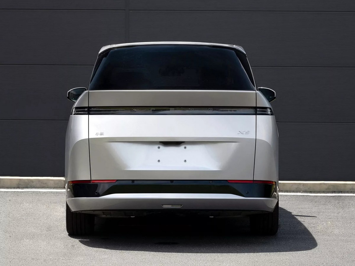 車輛後方的燈具配置相當具有線條感,主要集中在車輛中間預計會有極致科幻感受。