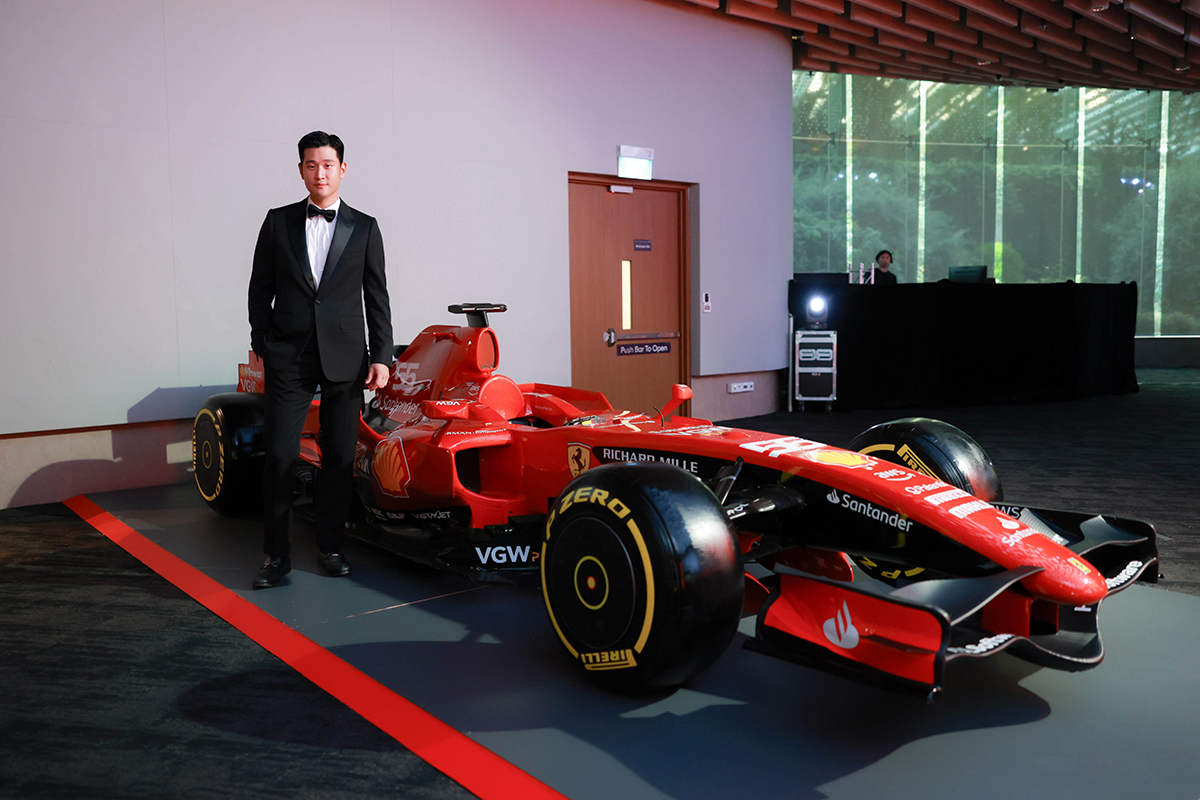 【車勢星聞】周興哲受邀觀賞新加坡F1,近距離接觸法拉利車隊車手Charles Leclerc、Carlos sainz。(圖:星空飛騰x scuderia ferrari marketing team提供)