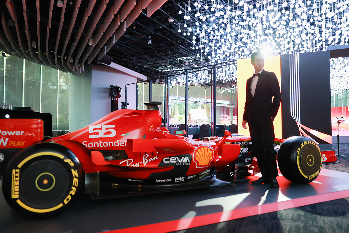 【車勢星聞】周興哲受邀觀賞新加坡F1,近距離接觸法拉利車隊車手Charles Leclerc、Carlos sainz。(圖:星空飛騰x scuderia ferrari marketing team提供)