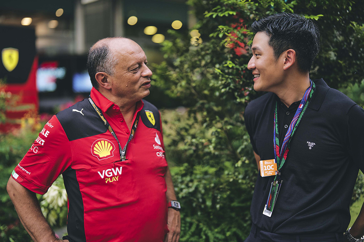 【車勢星聞】法拉利F1車隊領隊 Frederic vasseur、周興哲。(圖:星空飛騰x scuderia ferrari marketing team提供)