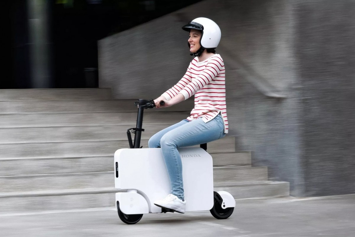 Motocompacto的想法是源自於80年代的Motocompo,但現在是用純電馬達驅動車輛。