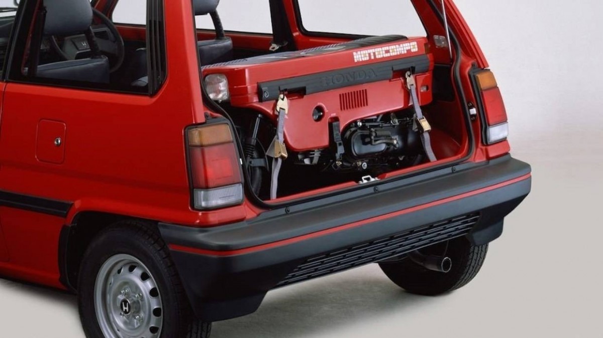 Motocompo可以摺疊收納的設計,搭載50cc引擎,折疊後可以放在City的後車廂當中。