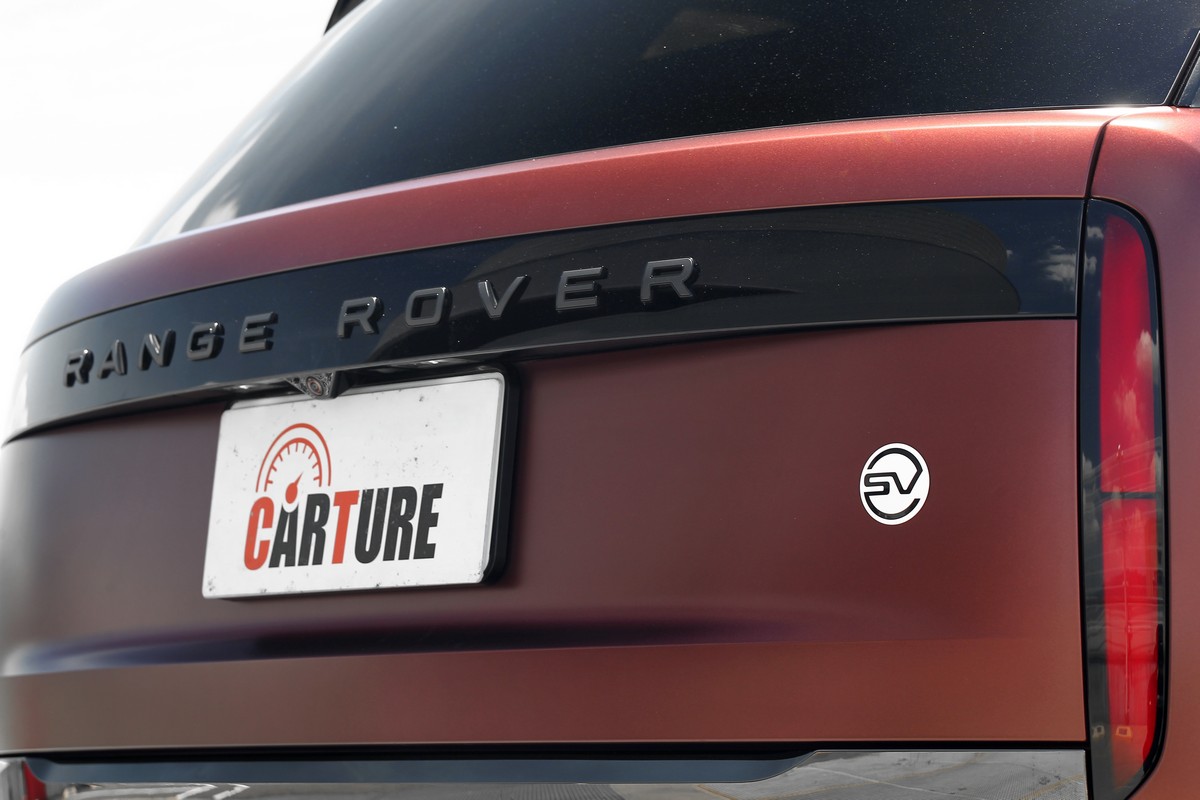 這圓型陶瓷精雕的小小SV Logo,代表的正是Range Rover SV這至尊中的至尊。