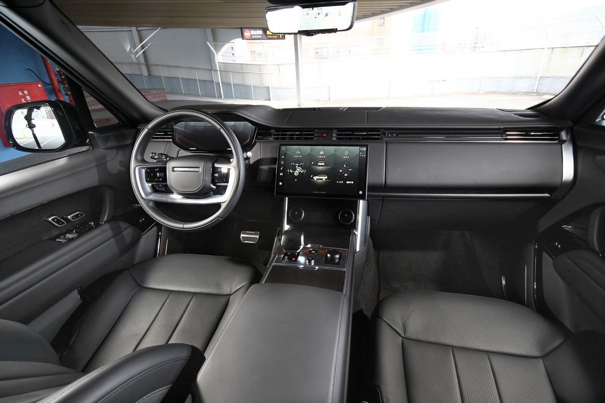 車室也以黑化為最高指導原則,間以亮黑色調與類金屬質感暗示尊榮氣息。