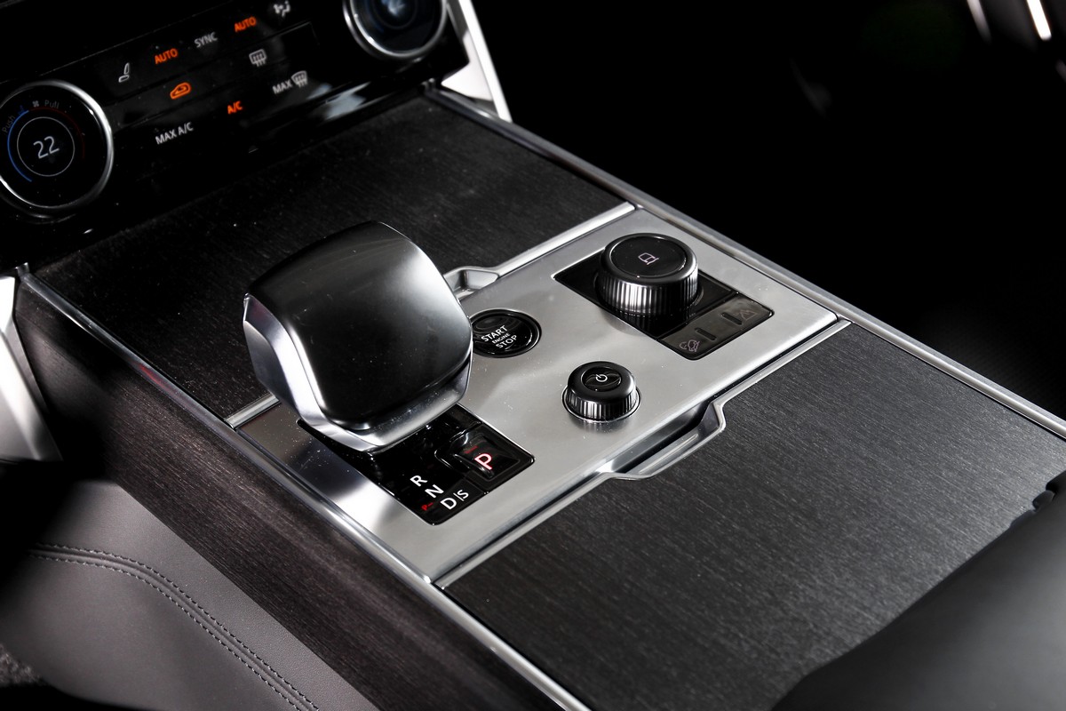 諸如旋鈕等細節佐以緞光黑陶瓷材質鋪陳,低調卻顯著的提升了細節質感,同時降低舊化的可能性。