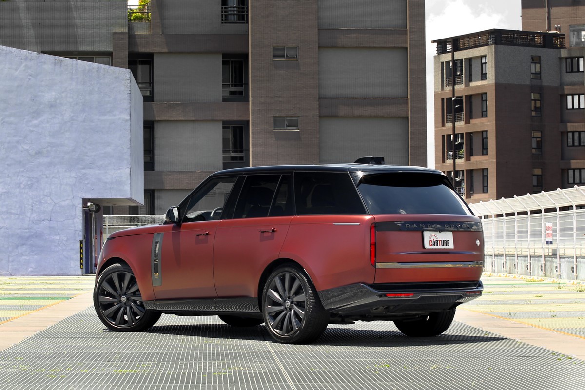 獨特的車漆配上碳灰與亮黑的細節妝點,不僅殺氣騰騰,氣質依舊獨具。