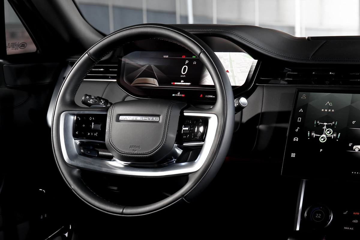 見微知著,從方向盤便可看出設計者所欲營造的車室氛圍。