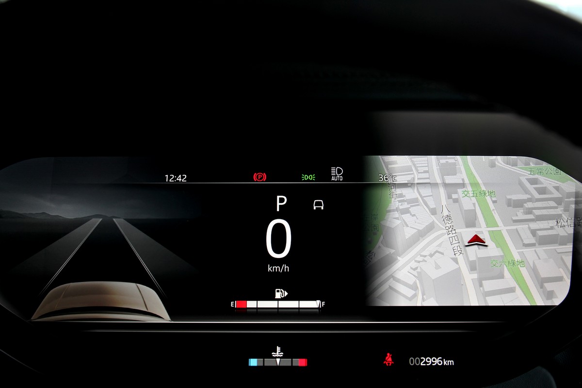 13.7吋數位懸浮儀錶可多工顯示,提供豐富且清晰的行車資訊。