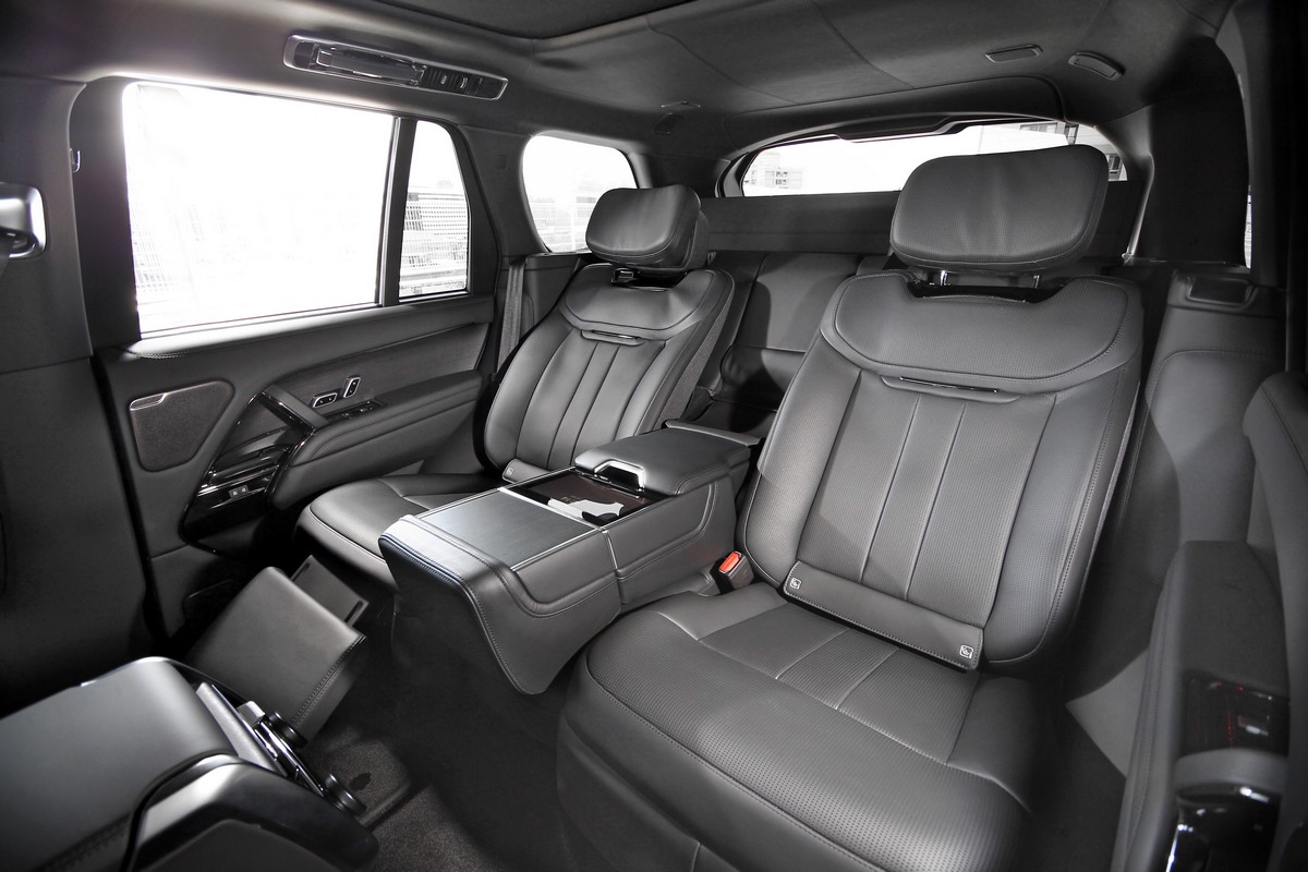 第二排獨立雙座同樣具備加熱/冷風/熱石按摩/記憶功能等享受配置,而且保有休憩角度姿勢可選擇。