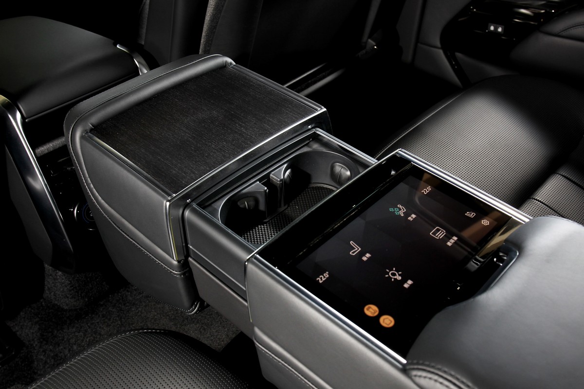 當然,這一切調整功能也可於後排中央扶手的控制介面加以完成。