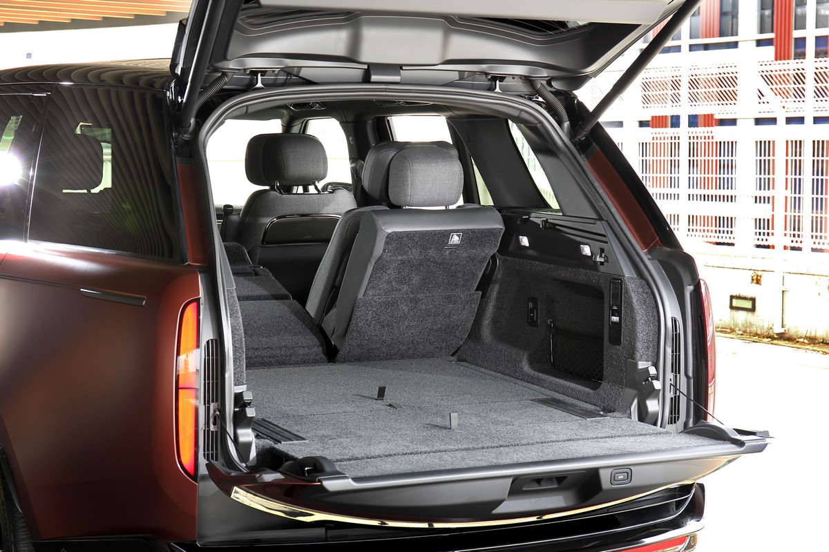 受惠於方整龐大的車體,行李廂不僅置物機能卓越,同時也具備電動控制功能以利於使用。