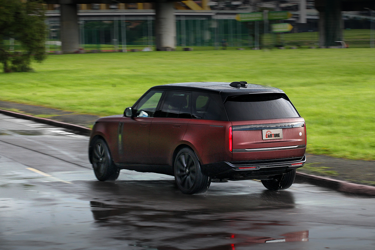 Range Rover P530 SV SWB的狂,是由力拔山河的巨大氣勢所構成。