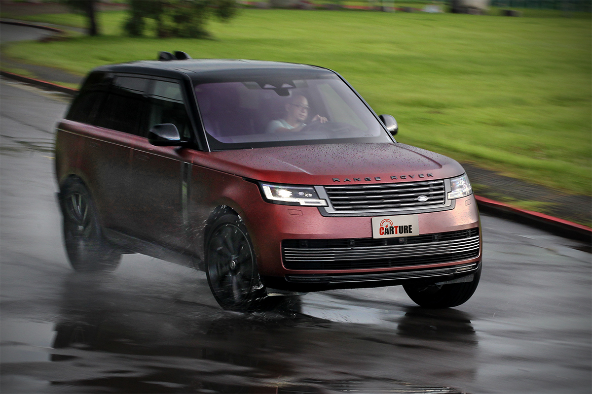 Range Rover P530 SV SWB具備EAS電子氣壓式懸吊系統及四輪轉向系統,得以最大程度令重逾2.5噸車身乖巧甚至聽話。
