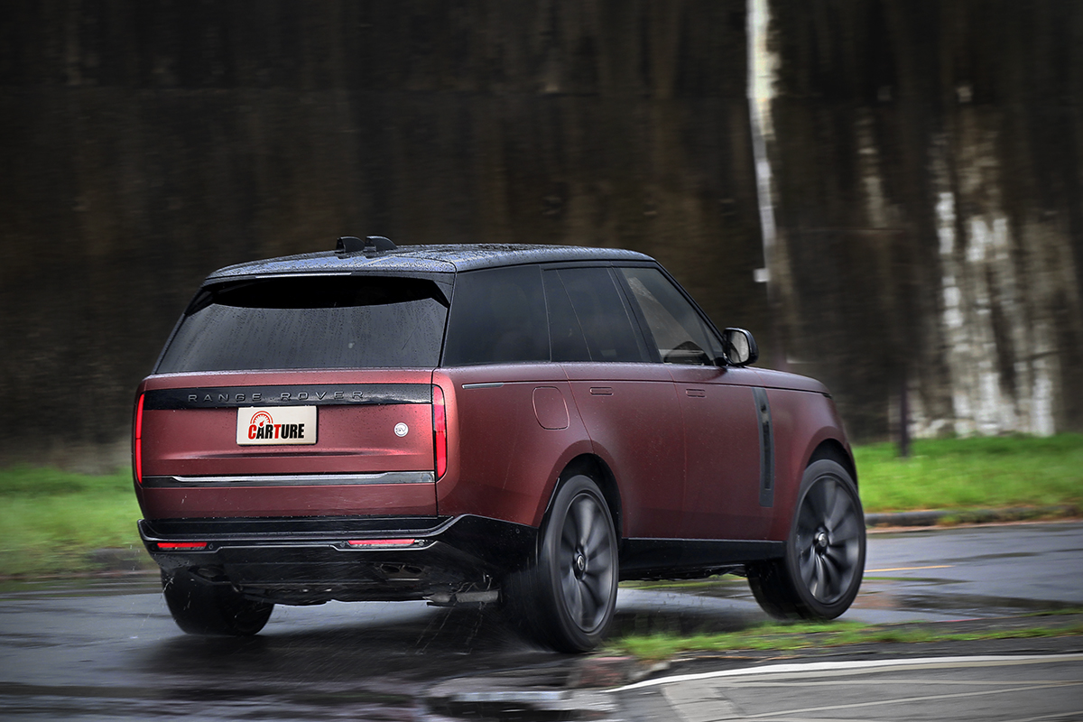 隨著與之越顯熟悉,這車的彎速竟也越來越高,一同對抗離心力的過程好不快意。