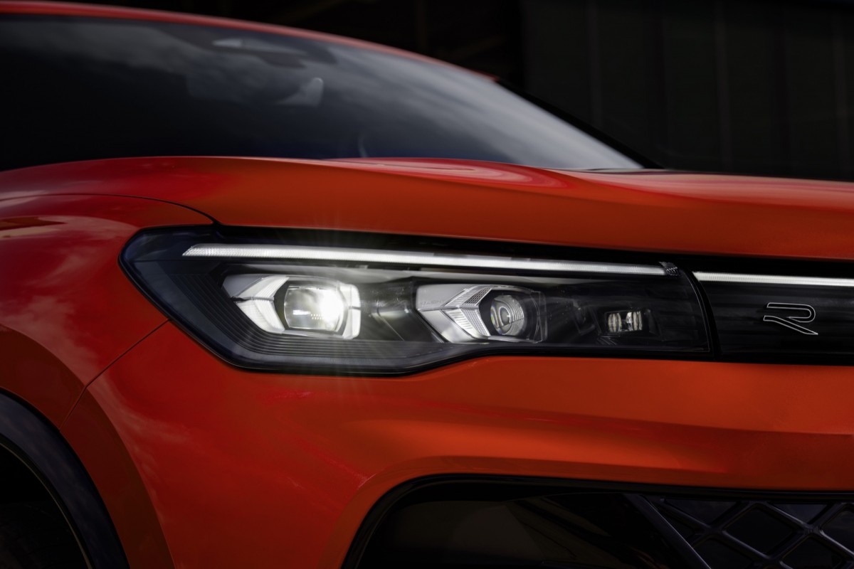 頭燈現在可以選配IQ.LIGHT HD Matrix LED頭燈組,單個燈具當中就有19,200顆細小的LED燈泡。