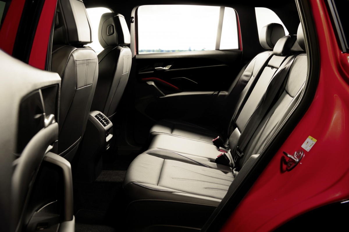 後方腿部空間增加了10mm左右的距離,提供更為舒適的感受。