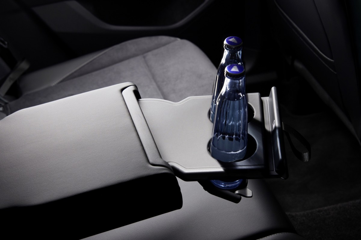 後方的置杯架可以調整方向更加實用,不過看起來並不是非常堅固。