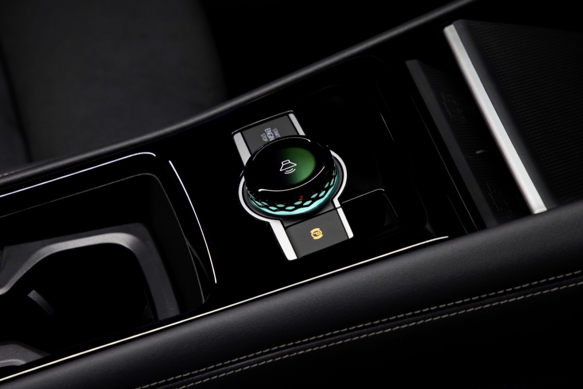 中央扶手當中的旋鈕還有螢幕配置,可以調整音量。