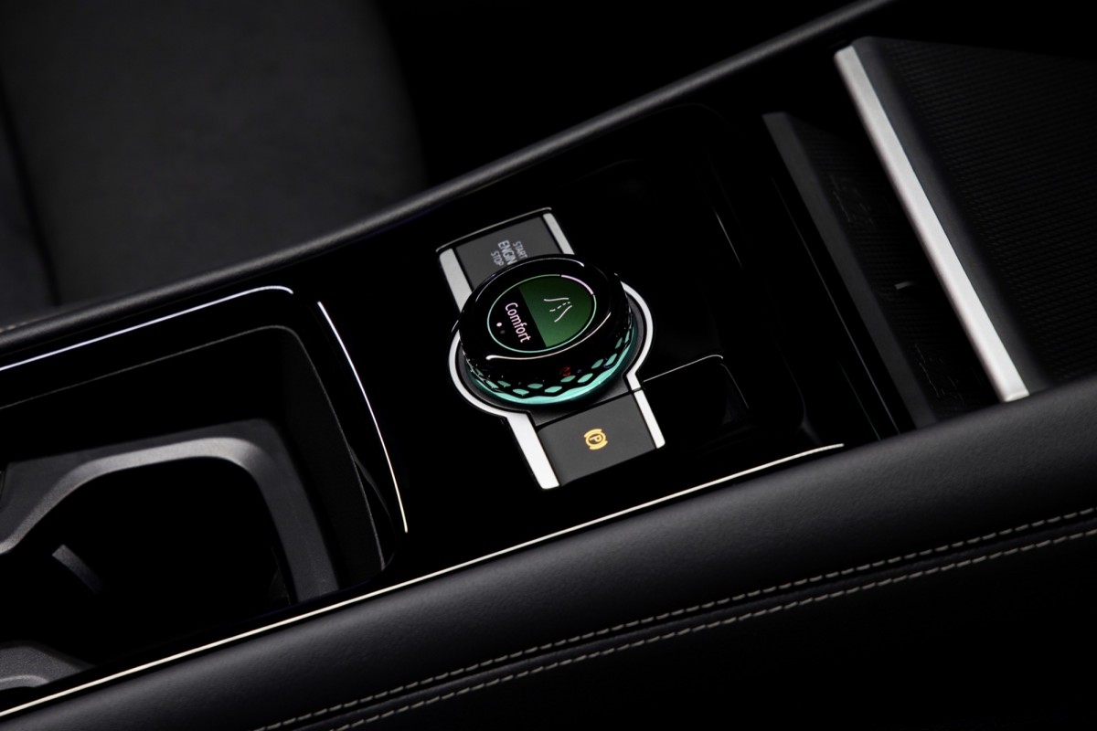 這顆旋鈕同時也可以選擇車輛駕駛模式,而透過螢幕將可以知道自己現在調整的是什麼功能。