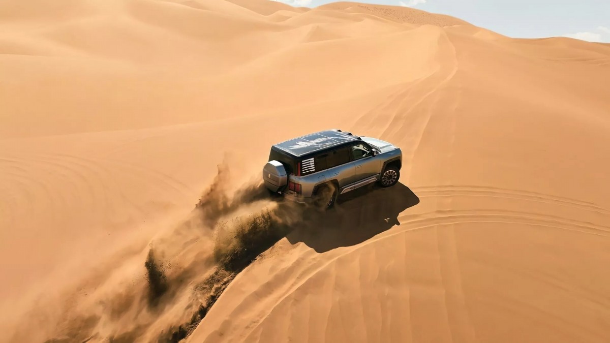 車輛擁有超過1,000匹的最大馬力,四具電動馬達分別控制四個車輪。