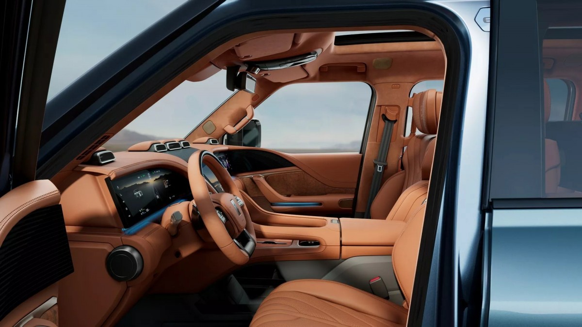 車輛有著滿滿的螢幕,並且擁有Nappa真皮座椅鋪陳。