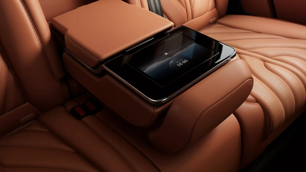 後方座椅中央放下也有一具獨立螢幕,用以控制影音系統。