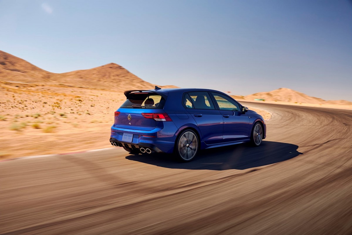 其實有許多性能車款都因為歐盟七期的關係即將進入墳墓,因為車廠都表示他們已經把研發精力都放在純電車款的開發,燃油引擎的研發近乎停擺。