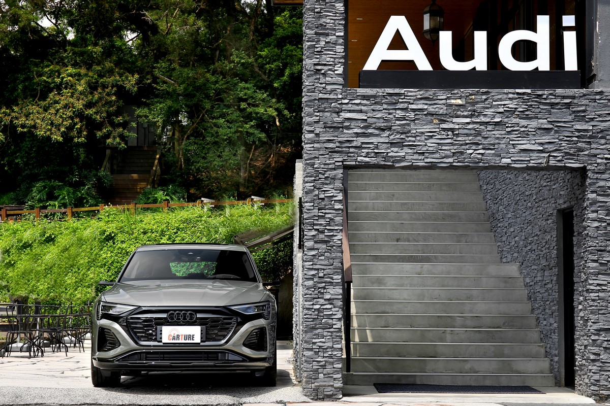 Q8 e-tron水箱護罩換上新的蜂巢樣式,試駕車型選配黑色外觀套件Plus,其中廠徽採灰色處理。