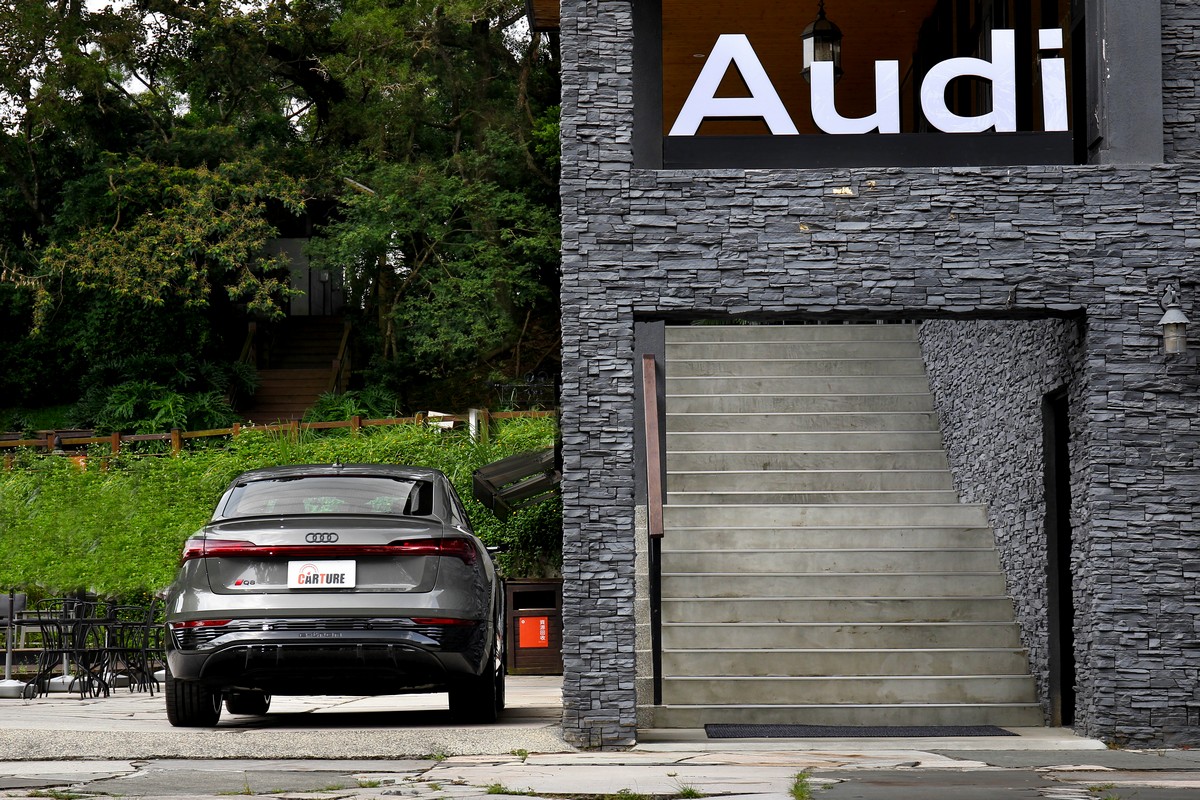 車尾變化不大,保險桿有稍微進行修改。