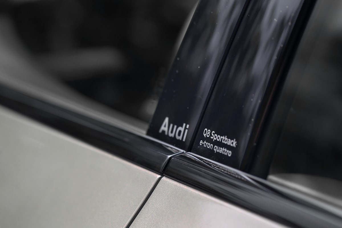 車尾已無車型銘牌改標註在B柱。