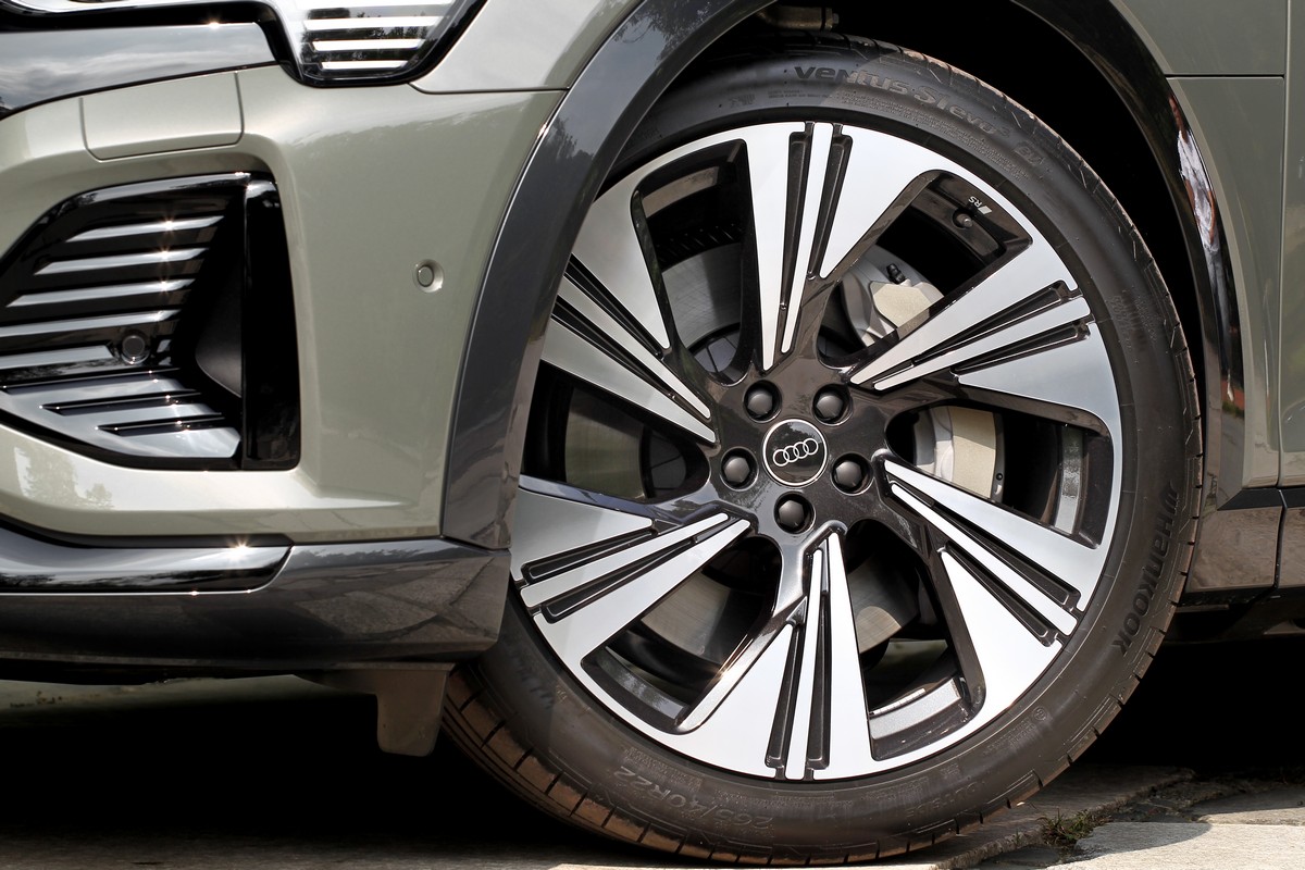 標配21吋試駕車選配22吋Audi Sport輪圈。