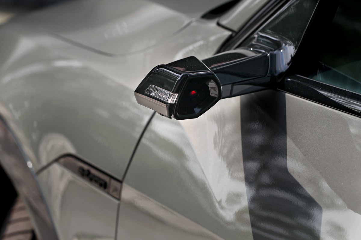 數位虛擬後視鏡雖能降低風阻及清晰視野,但因位置於傳統不同所以在觀看時需做調整與適應。