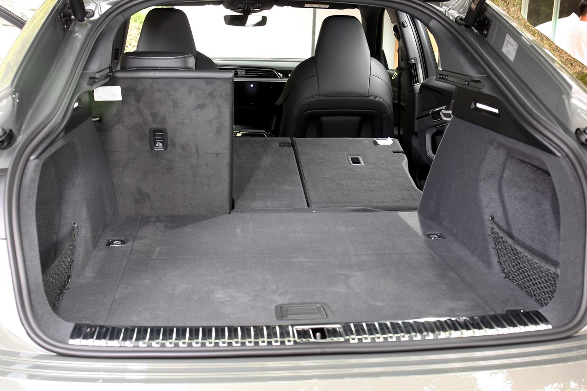 後行李廂有528~1,567公升置物容積,前行李廂則有62公升。