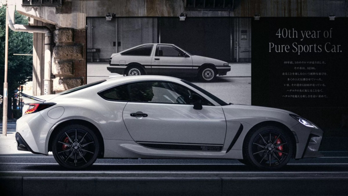 車門下方有特殊的線條,並且在上面有「Since 1943」、以及「40th」的字樣。